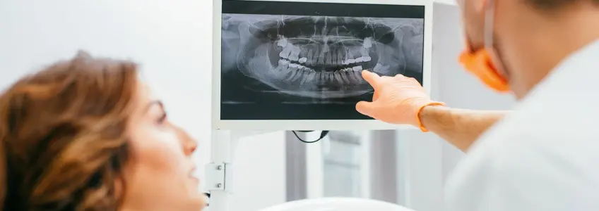 dentista a exemplificar num molde dentário 