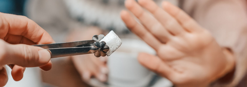 homem rejeita pôr cubo de açúcar no café