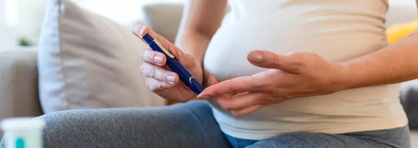 grávida a medir os níveis de glucose no sangue