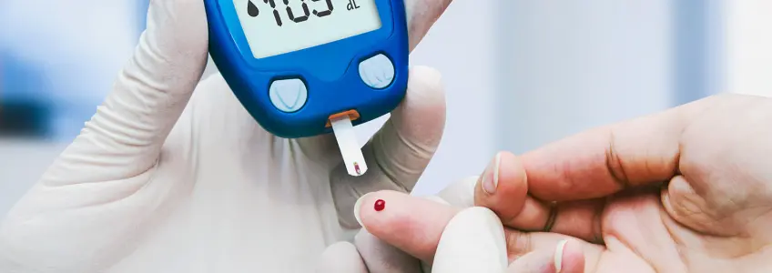 médico mede níveis de insulina de paciente
