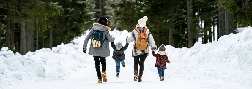 família a passear na neve
