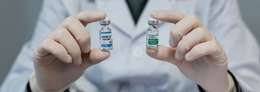 doutor a apresentar dois frascos de vacina