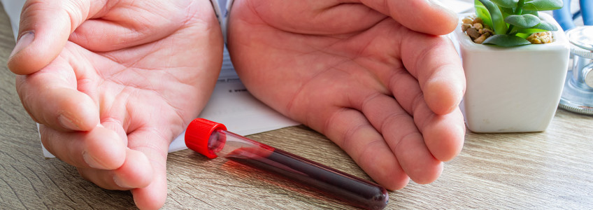 médico com colheita de sangue