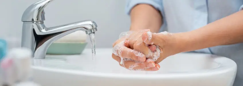 mulher a lavar as mãos