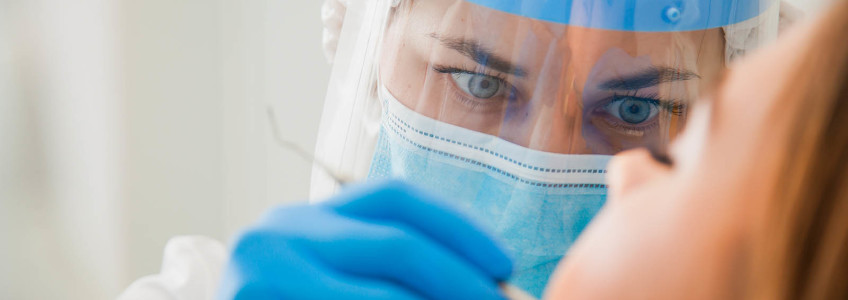 dentista a analisar boca de paciente