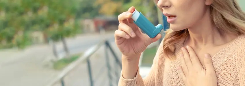 mulher a inalar remédio através de bomba de asma
