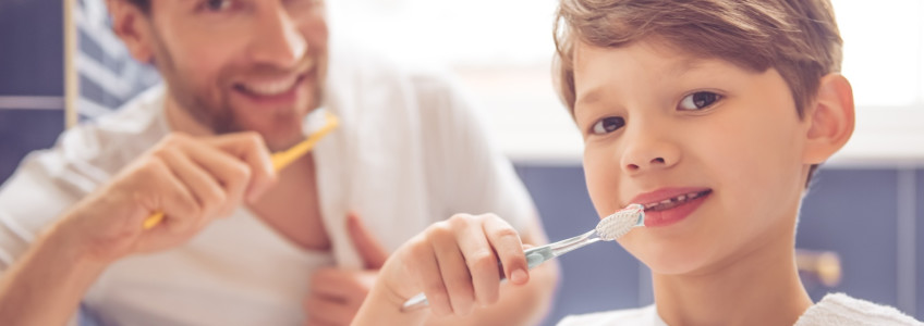 pai e filho lavam os dentes em conjunto