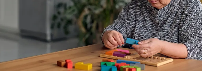 senhora de idade a resolver um quebra-cabeças