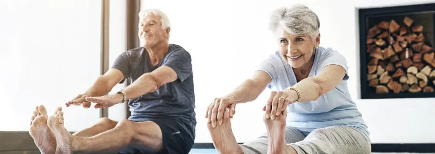 dois seniores a fazer um exercício de mobilidade