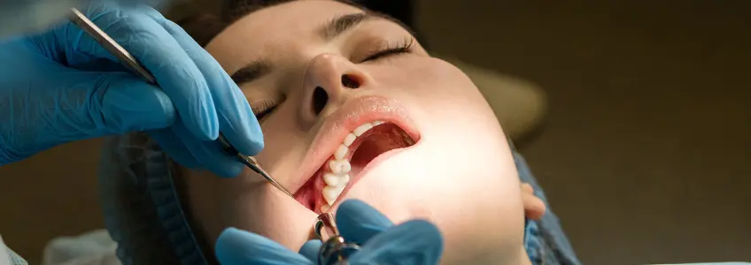 dentista analisa boca de paciente