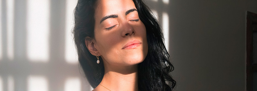 rapariga a apanhar sol na cara