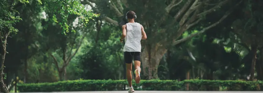 rapaz a correr no parque