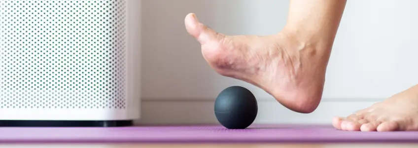 pessoa a fazer exercício para tratar fascite plantar