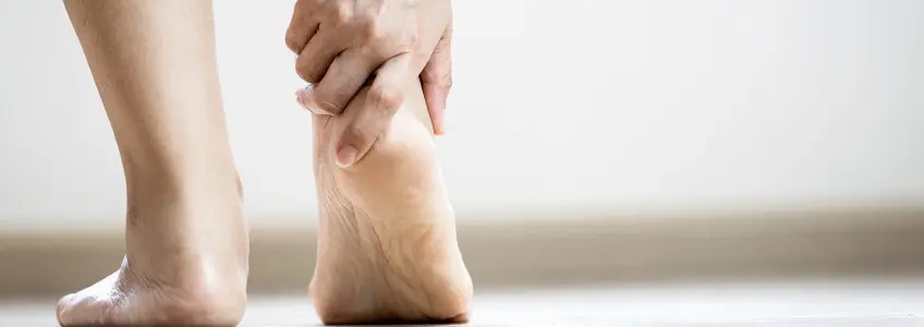 mulher com fascite plantar