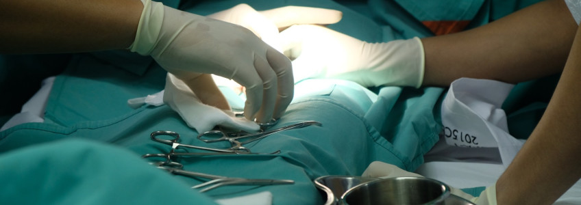 equipa de cirurgia faz circuncisão para tratar fimose
