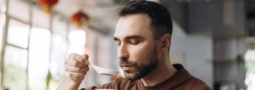 rapaz a comer uma sopa