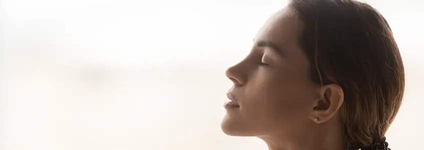 rapariga a relaxar de olhos fechados
