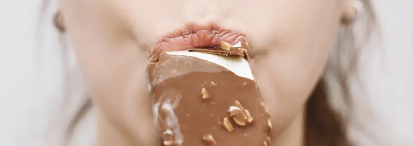 rapariga a comer um gelado