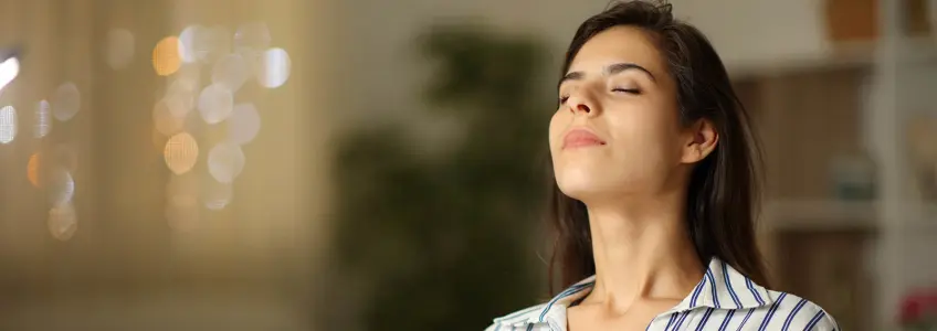 mulher de olhos fechados