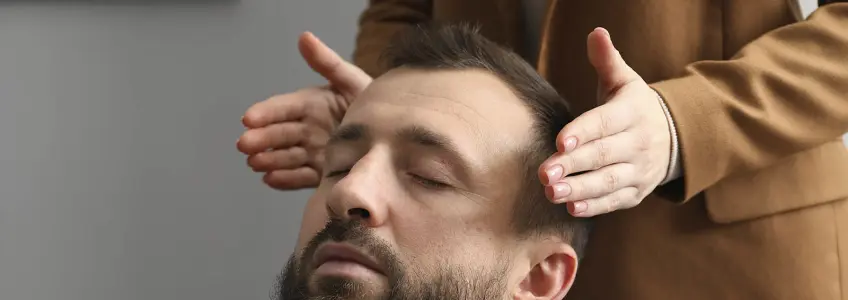 homem em sessão de hipnoterapia