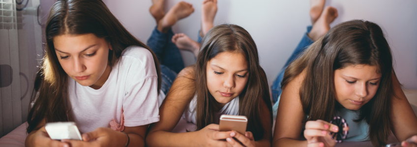 3 adolescentes ao telemóvel