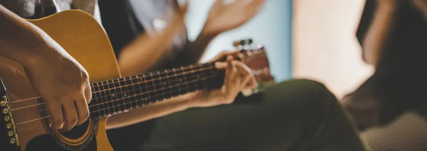 rapaz a tocar guitarra