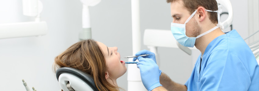 Pessoa a ser tratada num dentista.