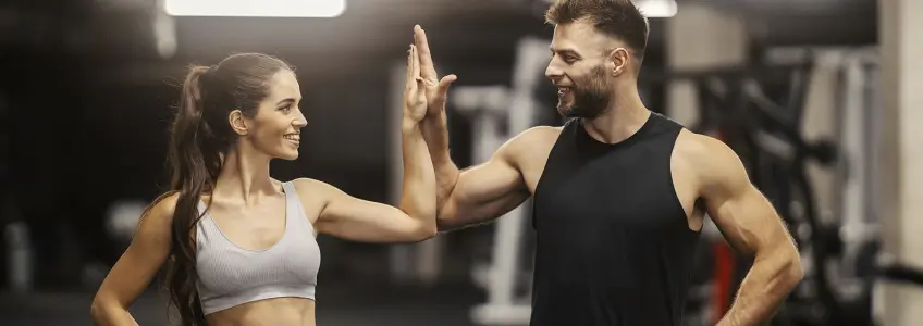 uma mulher e um homem no ginásio