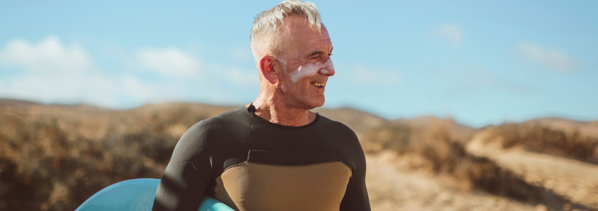 surfista com protetor solar aplicado em parte da cara