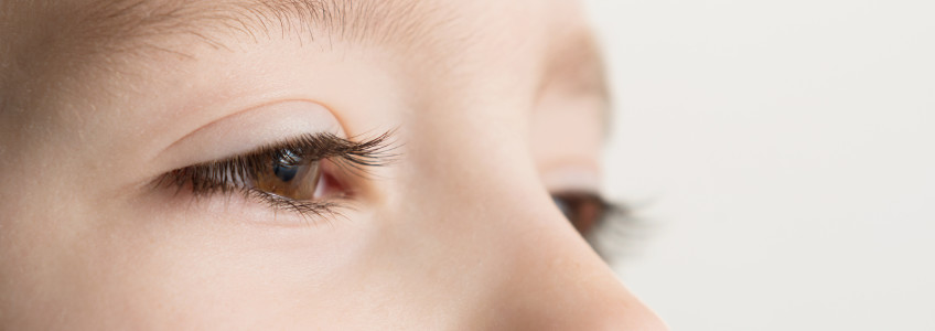 foco olhos de criança com estrabismo