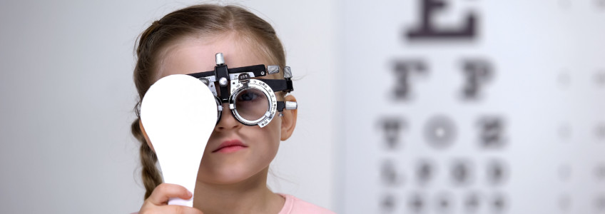 Criança a fazer um exame de optometria