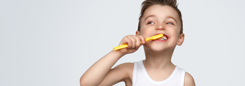 Criança a lavar os dentes