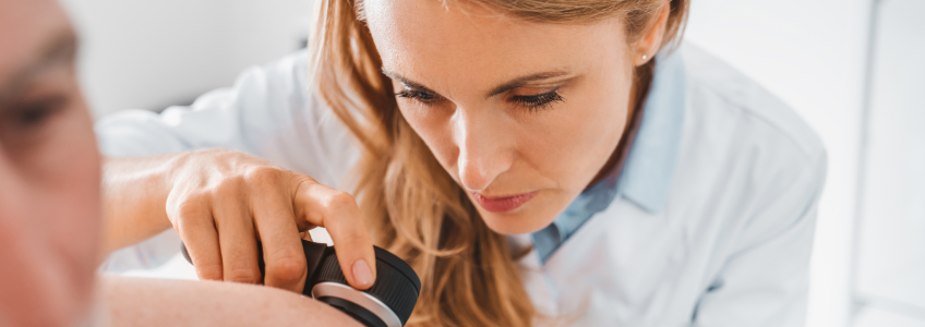 Médica a analisar pele de doente para detetar melanomas