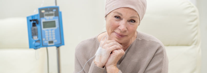 Pessoa a sorrir enquanto está a receber tratamento de quimioterapia