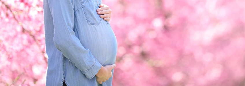 mulher a acariciar a barriga em casa