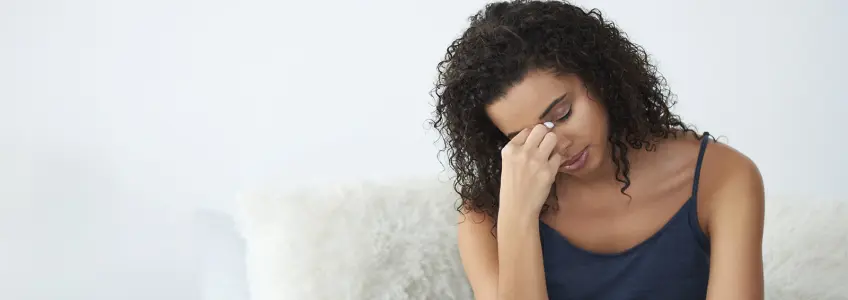 mulher com sensação de fraqueza