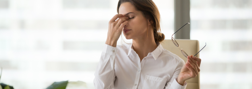 Mulher com dor de cabeça por causa da sinusite