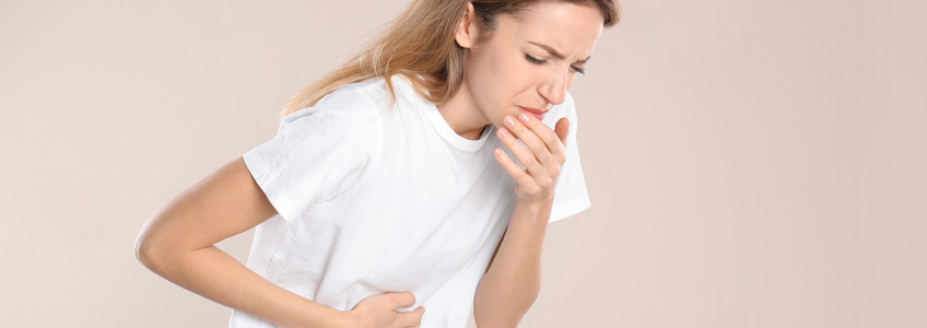 mulher com mão na barriga e ar nauseado