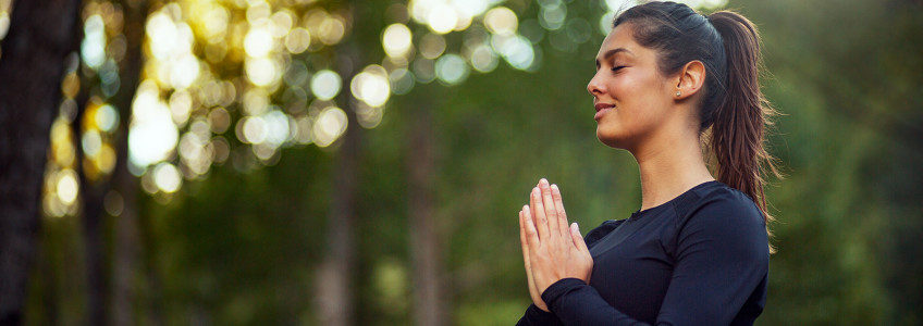 jovem rapariga a meditar ao ar livre
