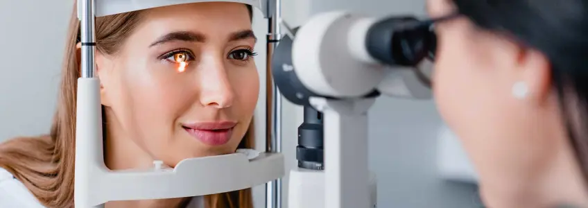 mulher a fazer exame oftalmológico 