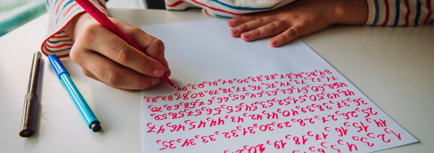 menino a escrever números repetidamente