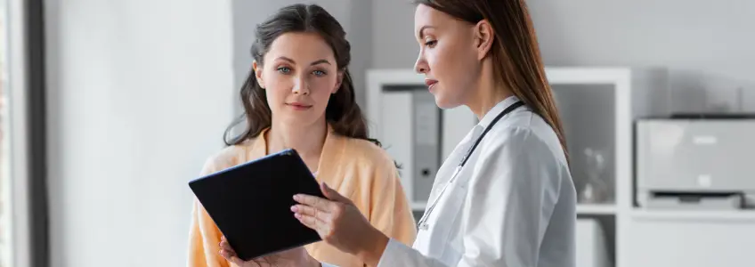 médica mostra resultado de exames a paciente