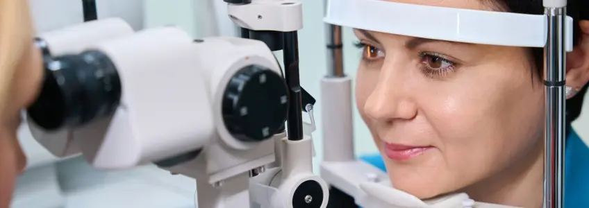 mulher em consulta de oftalmologia