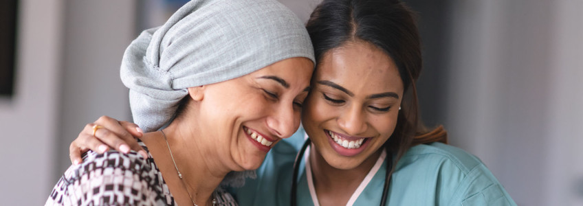 doutora e doente com cancro a sorrir