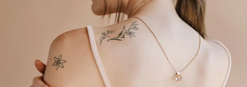 mulher com tatuagens nas costas
