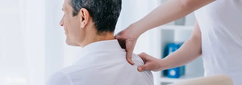 fisioterapeuta a mexer em ombro de paciente