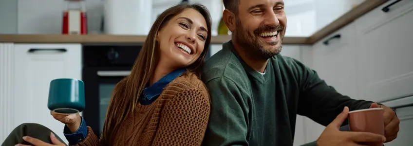 casal com um ar feliz