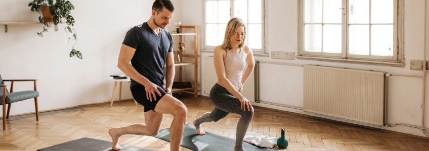 mulher em casa a fazer agachamento com disco