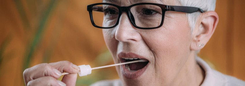 mulher a fazer teste diagnóstico de saliva