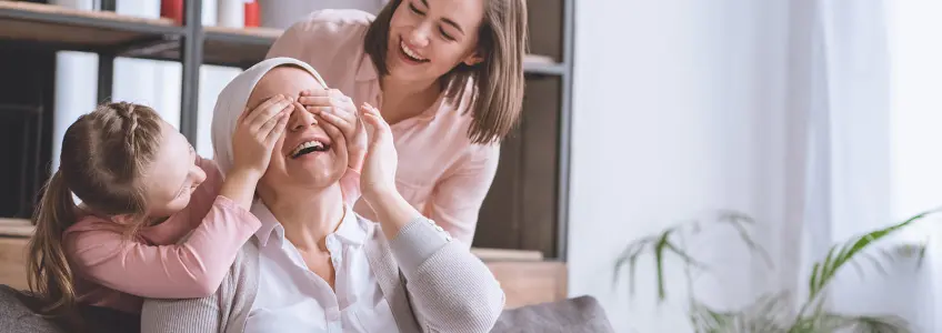 mulher com cancro rodeada de mãe e neta